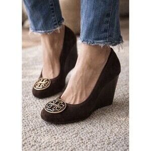 Tory Burch Brown Suede Wedge Heels Sz 8.5 Gold Logo Medallion Pumps